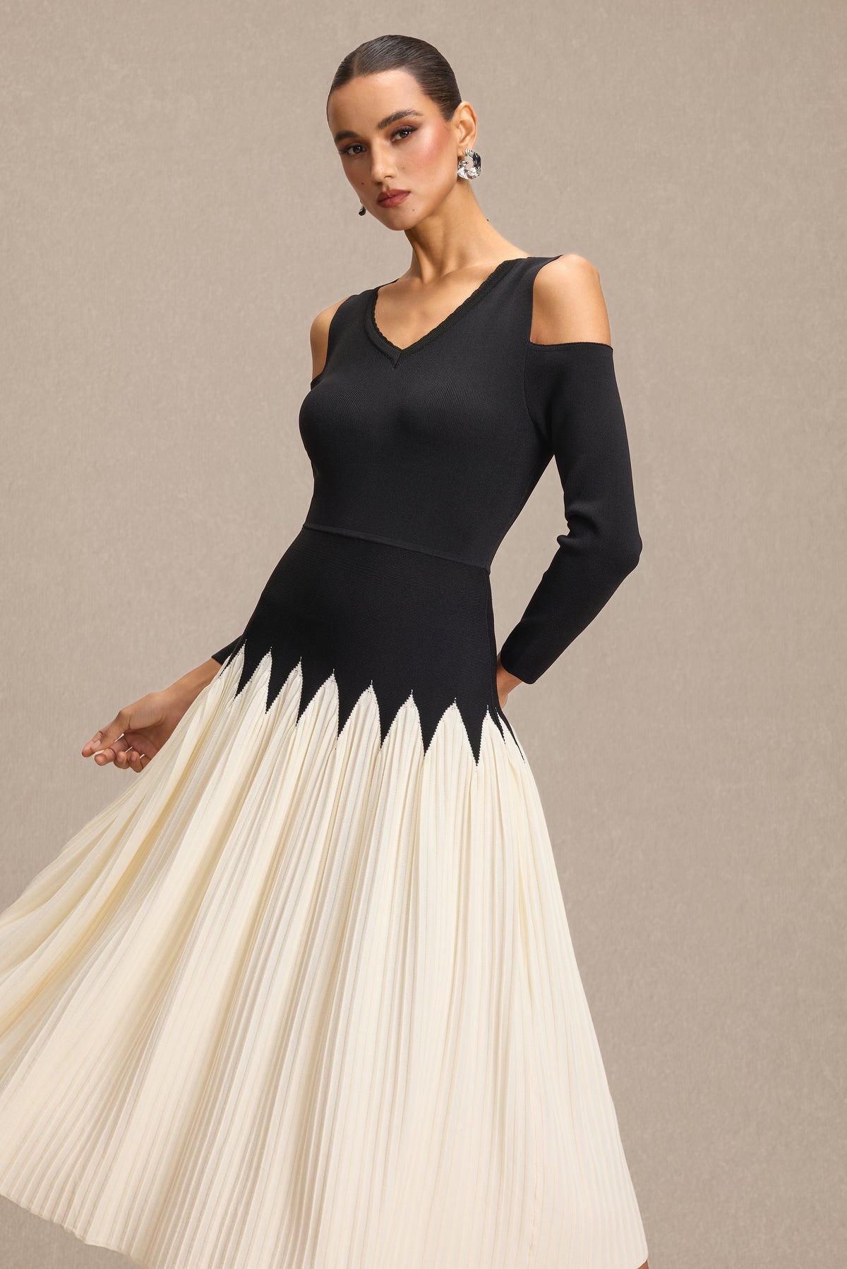 Knit Contrast Color Pleated Midi Dress